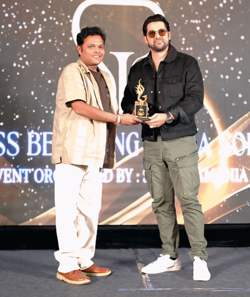 Aftab Shivdasani presenting golden trophy on Stage