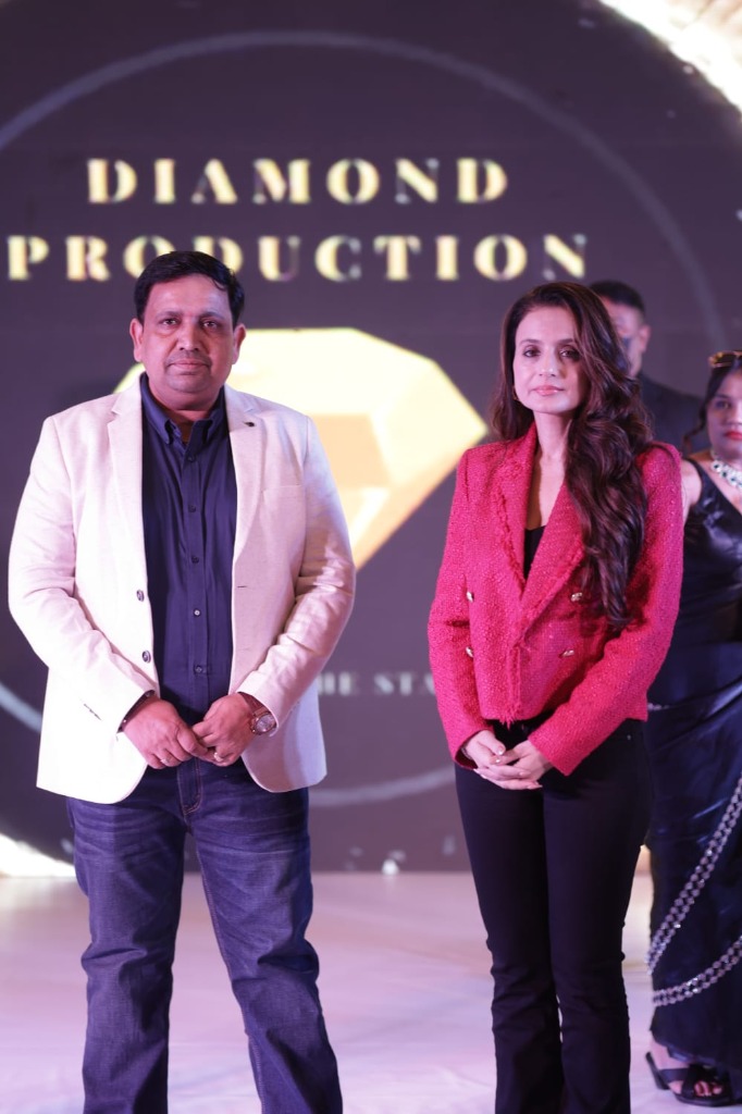Ameesha Patel presenting Star of India award